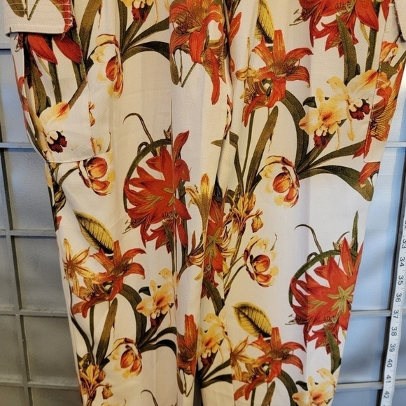 Chico's size 1 (8-10) ankle cream color with floral pants. Has matching belt. - Picture 11 of 15